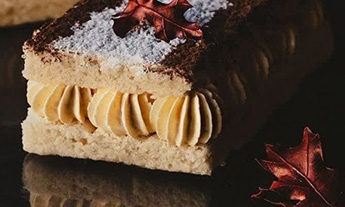 Ultrasonic cutting cake example – Les Misérables cake slices